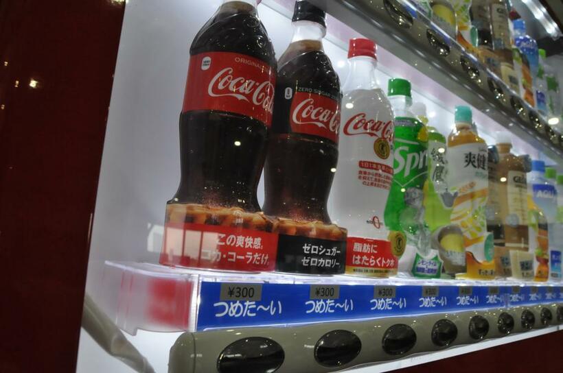 会場の自動販売機では清涼飲料水が300円（撮影／編集部・深澤友紀）