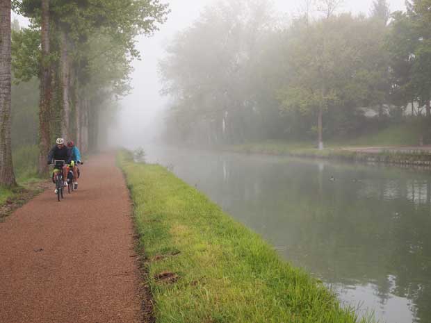 ミステリアスな霧の中、ブルゴーニュ運河を自転車で巡る人々はさまざま。疾走する人、のんびり旅の人、そして、釣り人がイッパイ（撮影／フォトジャーナリスト・大津慎一）
