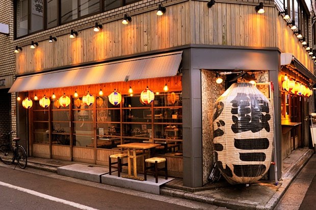銀三蕎麦でお酒を飲む「蕎麦居酒屋」も、お酒のあとにラーメンを食べる「シメのラーメン」もある。「ならば、夜にうどんを出してもよいのでは」というのが、究極の二毛作ビジネスのはじまり東京都中央区銀座３-１４-７（撮影／高井正彦）