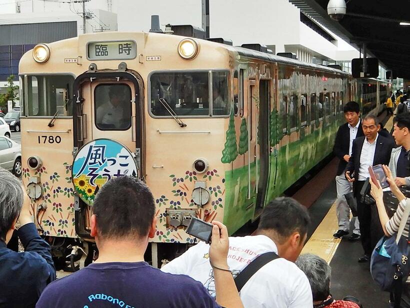 「風っこ そうや」号の運行初日。多くのファンや観光客が集まった（Ｃ）朝日新聞社