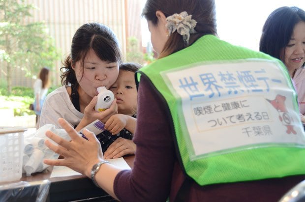 肺年齢測定をする主婦　（c）朝日新聞社　＠＠写禁