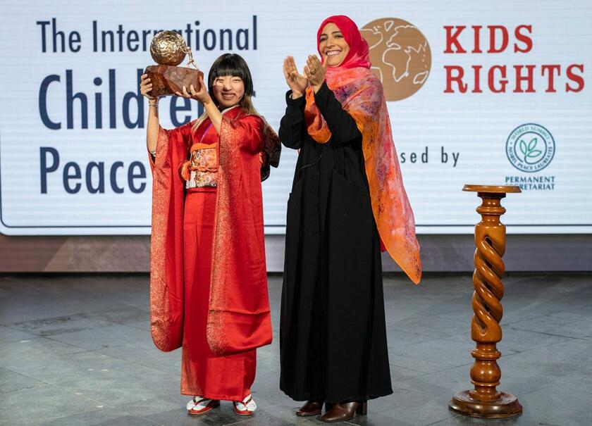 オランダのハーグで開催された授賞式では、ノーベル平和賞の受賞者である中東イエメンのタワックル・カルマンさんから賞が贈呈された（写真：キッズライツ財団提供）