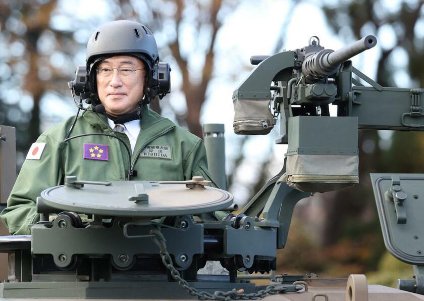 自衛隊の部隊視察で１０式戦車に乗車する岸田首相