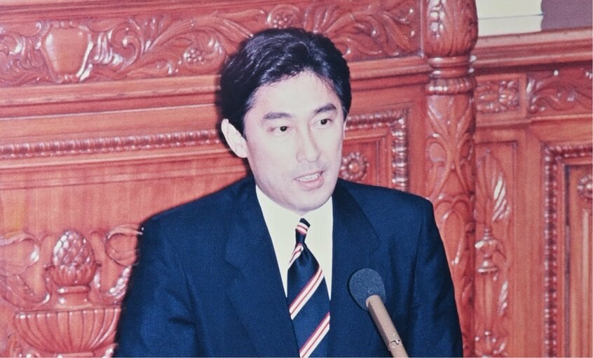 1993年7月、旧広島1区から自由民主党公認で出馬し、衆議院選挙に初当選した頃の写真。この年の7月29日(誕生日)時点で36歳(撮影・東川哲也/朝日新聞出版写真映像部)