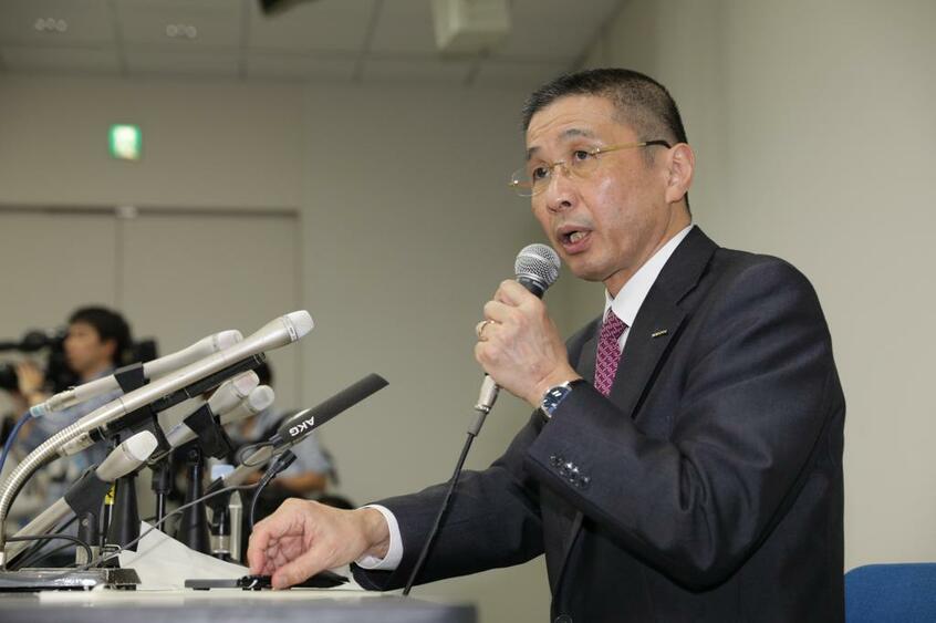逮捕を受けて会見する日産自動車の西川広人社長=11月19日午後10時39分(c)朝日新聞社