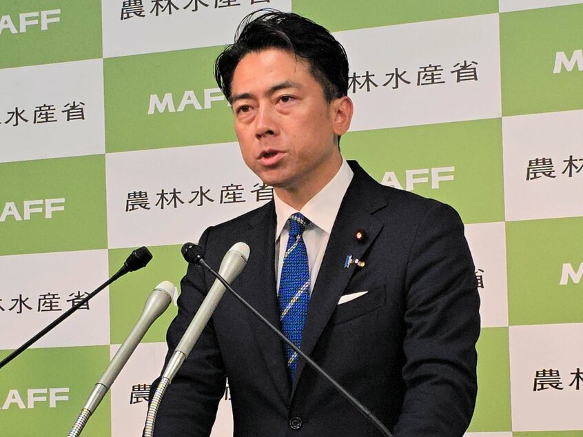 会見する小泉進次郎農林水産相=2025年8月5日午前8時44分、東京・霞が関