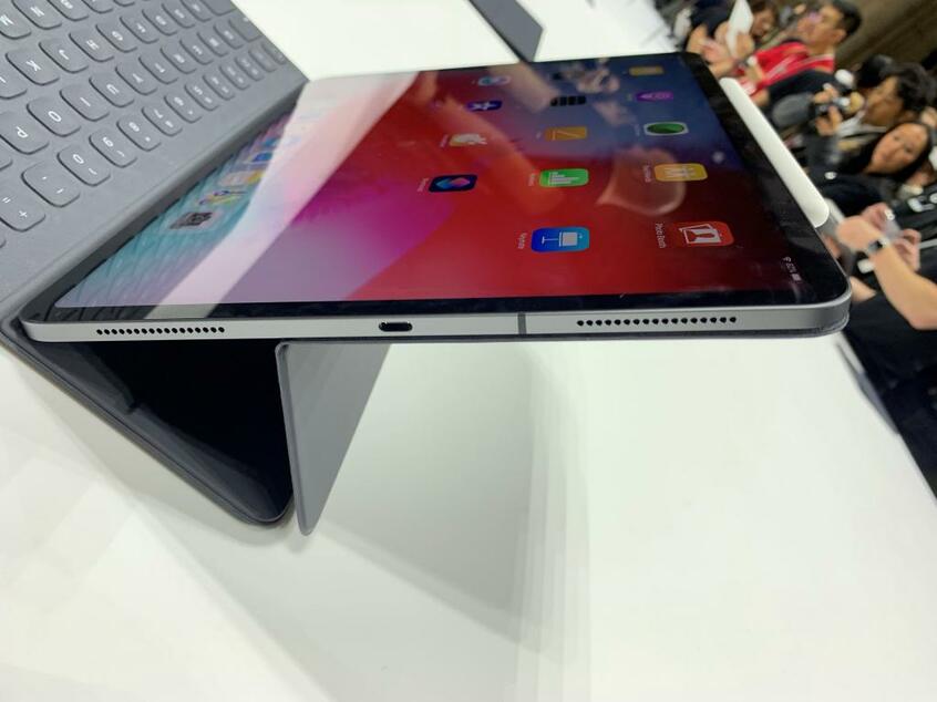 12.9インチのアイパッド・プロ。従来機種に比べて薄くなり、下部にはUSB TypeCケーブル対応の挿入口がついていた=30日午後、ニューヨーク・ブルックリン、尾形聡彦撮影 (c)朝日新聞社