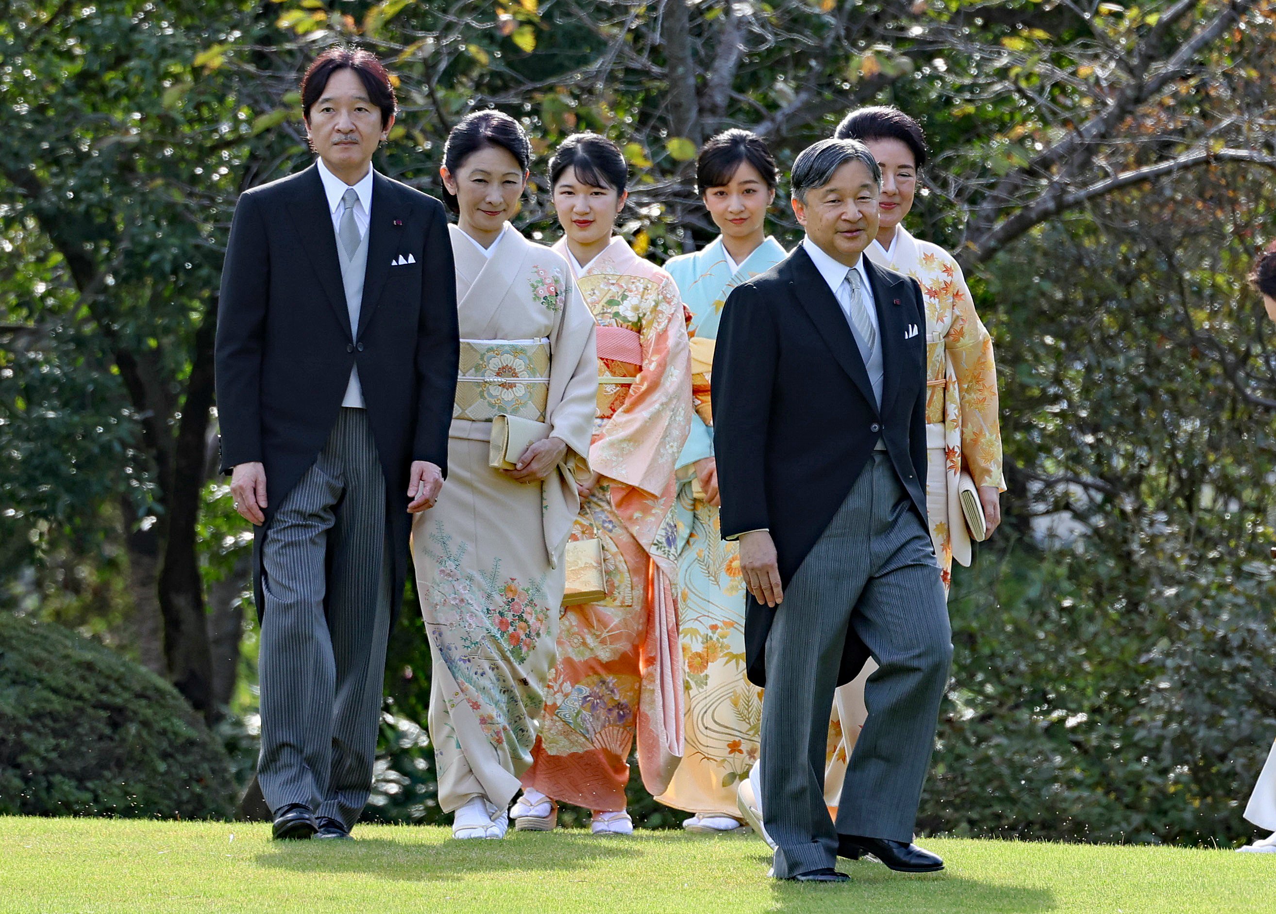 愛子さま振袖姿で2回目の園遊会 皇族方の「並び」を超えてご一家の会話に思いを馳せてしまうワケ（AERA dot.）｜ｄメニューニュース（NTTドコモ）