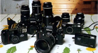 雅子スペシャルのニコンF3を中央に、右からニコンAF600、28Ti、TW ZOOMとニコンのカメラとレンズ群。作品、記録、記念撮影用と目的と場所に応じて使い分けている