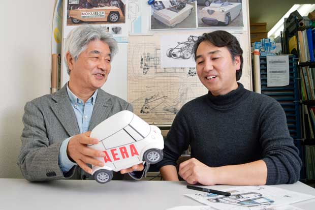 (左)小崎秀人さん(64):SCOOCAR社 代表取締役/遠藤亮一さん(52):R-factor Design/約5年前からタッグを組み始めた。小崎さんのとっぴなアイデアを、遠藤さんが試行錯誤して具現化するという役割。「発想が独創的すぎるので、いつも頭を悩ませています(笑)」(遠藤さん)