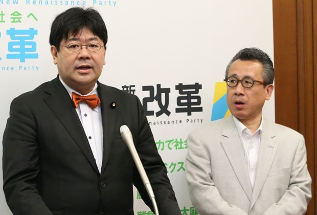 新党改革の比例区候補として戦った山田太郎氏（左）　（c）朝日新聞社