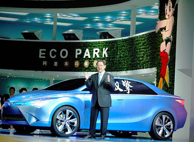ハイブリッド車のコンセプトカーを紹介するトヨタの豊田章男社長。反日デモ以降、中国での日本車の販売は激減（今年4月、北京国際モーターショー）　（c）朝日新聞社　＠＠写禁