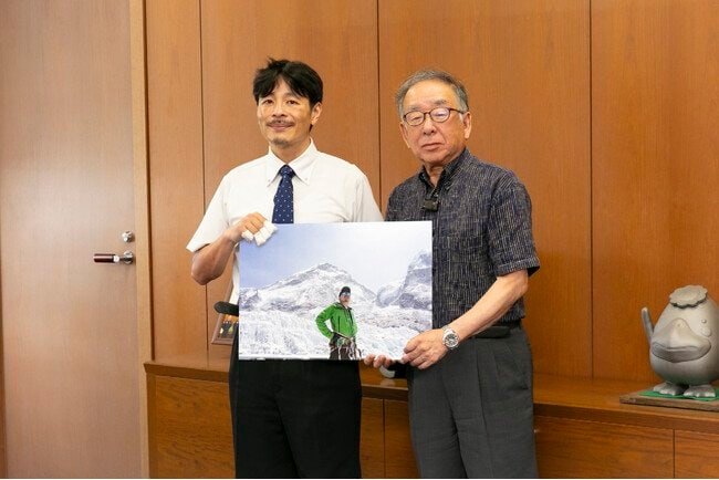 写真・図版（1枚目）| TCB中園医師が”久留米市民初のエベレスト登頂成功”を橋本副市長へご報告。久留米市の子ども達にチャレンジの精神を伝えてまいります。
