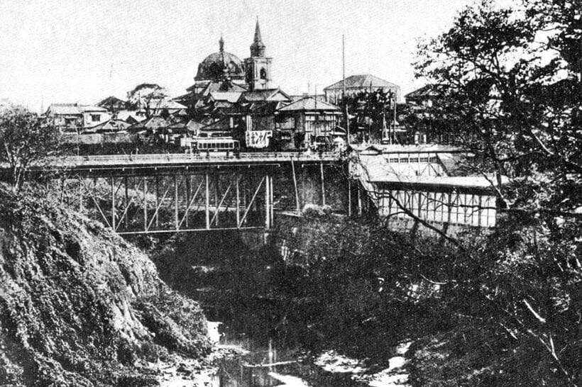 林順信氏から譲り受けた明治末期の絵はがき。1891年に架橋された初代「お茶の水橋」と外濠線の電車が写る。右側に甲武鉄道御茶ノ水駅と背景にニコライ堂が位置する
