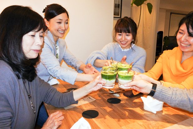 まずは抹茶入りの甘酒で乾杯。記者もいただいたが、甘さ控えめの上品なお味。自然な甘さにこだわり、料理でも極力砂糖を使っていないそう（撮影／編集部・市岡ひかり）