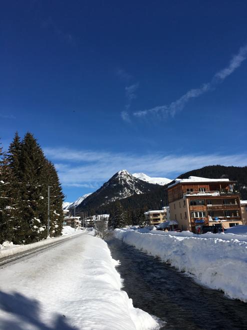 会議が開かれたスイスのダボスは、冬場にはスキー客を集める風光明媚なリゾート地です