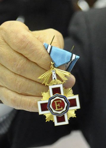 吉田さんがエストニアから授与された赤十字勲章＝同