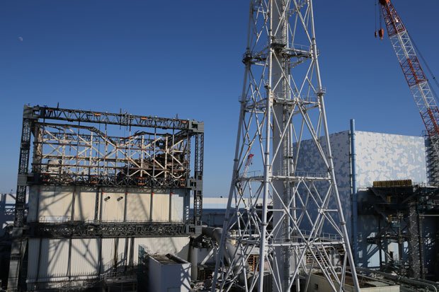 福島第一原発の１号機（左）と２号機（右）の原子炉建屋。事故後、１号機の原子炉建屋はいったんカバーがかけられたが、廃炉作業に向けて昨秋に外された　（ｃ）朝日新聞社