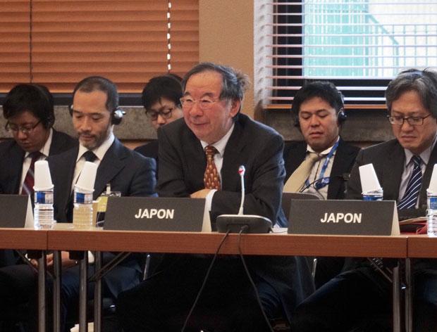 日本代表としてＩＥＡ理事会に参加する大江さん（中央）。現在は議長として各国の調整役を担う（写真：ＯＥＣＤ日本政府代表部）