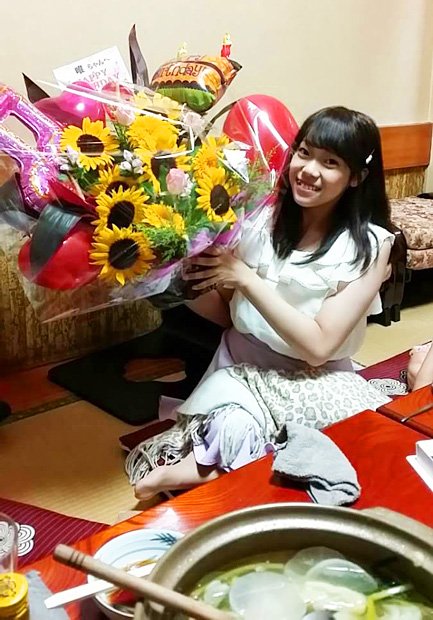 家族や友人との誕生祝いの会で笑顔を見せる木村唯さん＝２０１４年８月、母雅美さん提供