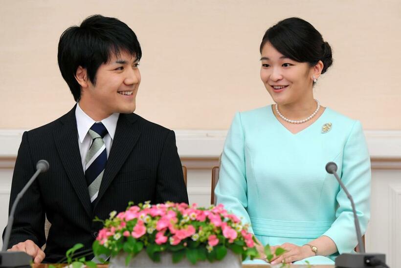 小室さんと眞子さまの１７年９月の婚約内定会見　（ｃ）朝日新聞社