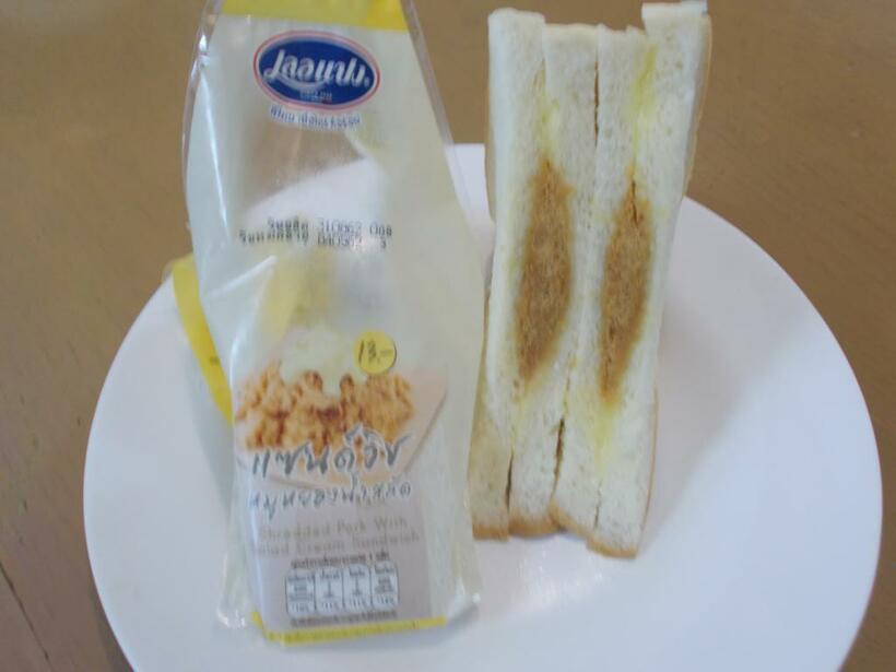 ムーヨン入りサンドイッチは13バーツ、約48円。安さも人気を支える