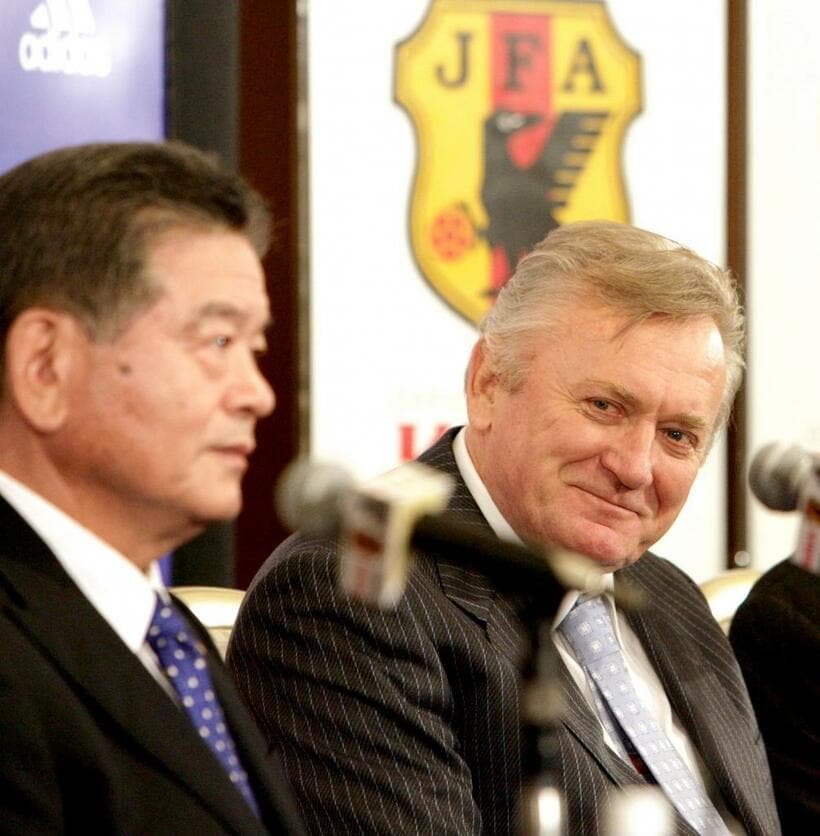 サッカー日本代表監督の就任会見に臨んだオシム（右、２００６年７月）