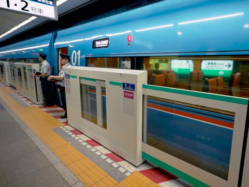 東京メトロ千代田線の特急では、扉位置に合うホームドアのみを開く（撮影／安藤昌季）