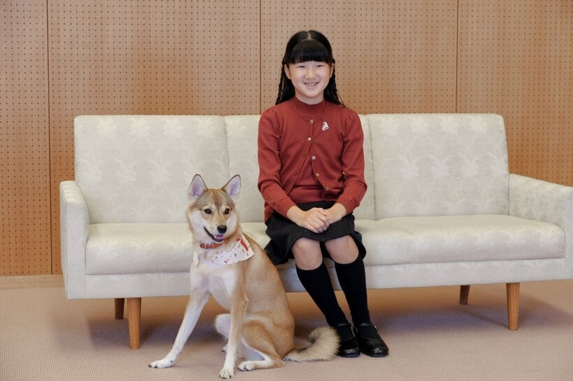 愛子さまの10歳の誕生日に公表された写真。愛子さまと由莉が「リンクコーデ」されている。大事な”家族”と一緒のときの愛子さまの笑顔は輝いている＝2011年、宮内庁提供
