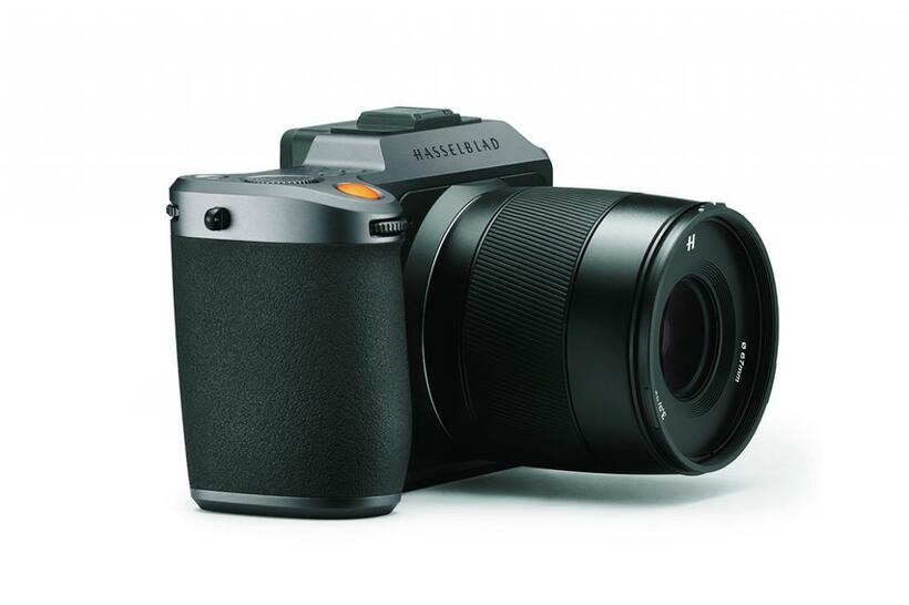 ハッセルブラッド X1D II 50C■税込実売69万2770円　レンズシステムの充実に加えてボディーは小型・軽量。やっぱりハッセルだよねと、デジタルでもフィルム時代と変わらずフォトグラファーを惹きつけてやまない魅力。ボーナスの力でその世界に飛び込もうと悪魔がささやく