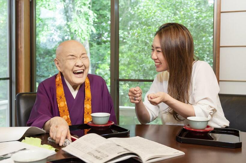 ［左］瀬戸内寂聴（せとうち・じゃくちょう）／作家、僧侶。１９２２年生まれ。東京女子大学卒業。５７年に『女子大生・曲愛玲』で新潮社同人雑誌賞受賞。７３年、平泉・中尊寺で得度。法名寂聴（旧名晴美）。９７年に文化功労者、２００６年に文化勲章受章<br