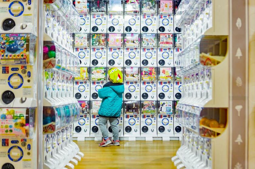 「ガチャガチャの森」は全国のショッピングモールなどに直営店が３９店ある。平均価格は１個３００円／２０２０年１２月１日、東京・池袋（撮影／写真部・張溢文）