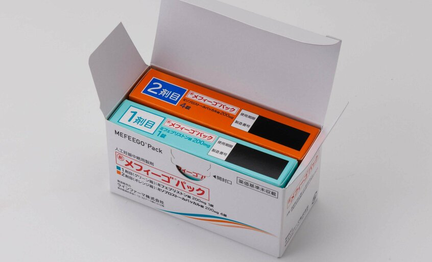 日本で承認された「メフィーゴパック」は2種類の薬剤を飲み込むのが特徴。最初に妊娠の継続を終わらせる薬を服用し、その36~48時間後に子宮の収縮を促す薬を口の中に含む。すると、子宮の内容物とともに胎嚢が排出される。1剤目は65カ国、2剤目は90カ国以上で承認されている(写真:ラインファーマ提供)