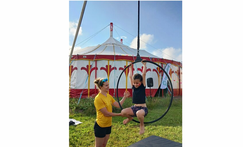 マドレーヌ島のサーカスフェスティバルでは、サーカススクールのスタッフが子どもたちにサーカスを体験させるイベントも(撮影/西元まり)