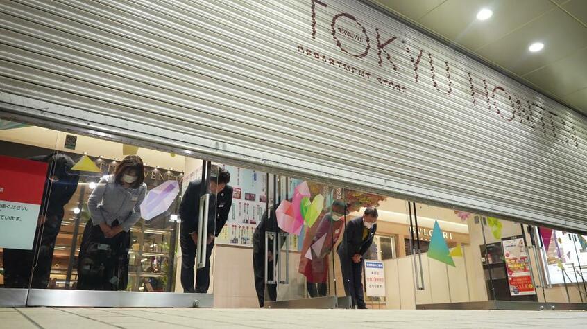 閉店し、シャッターが閉まる東急百貨店本店