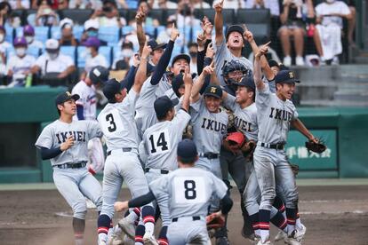 「青春って、すごく密なので」。初優勝を決めた直後の仙台育英・須江航監督のインタビューも反響を呼んだ(撮影/写真映像部・馬場岳人)