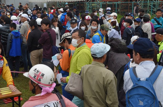 熊本県益城町災害ボランティアセンターの受付に並ぶ各地から集まったボランティアたち。本文とは関係ありません（c）朝日新聞社