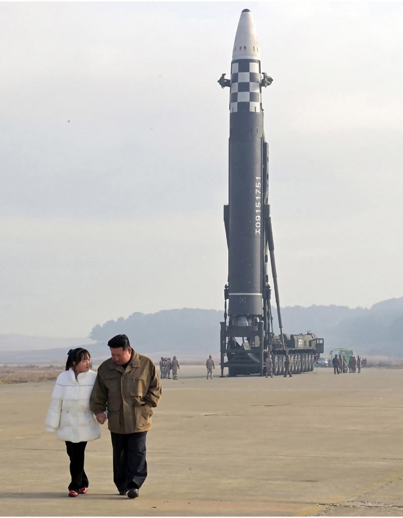 金正恩総書記は11月18日、娘とともに「火星砲17」の試射を視察した（photo　Office of the North Korean government press service/UPI/アフロ）