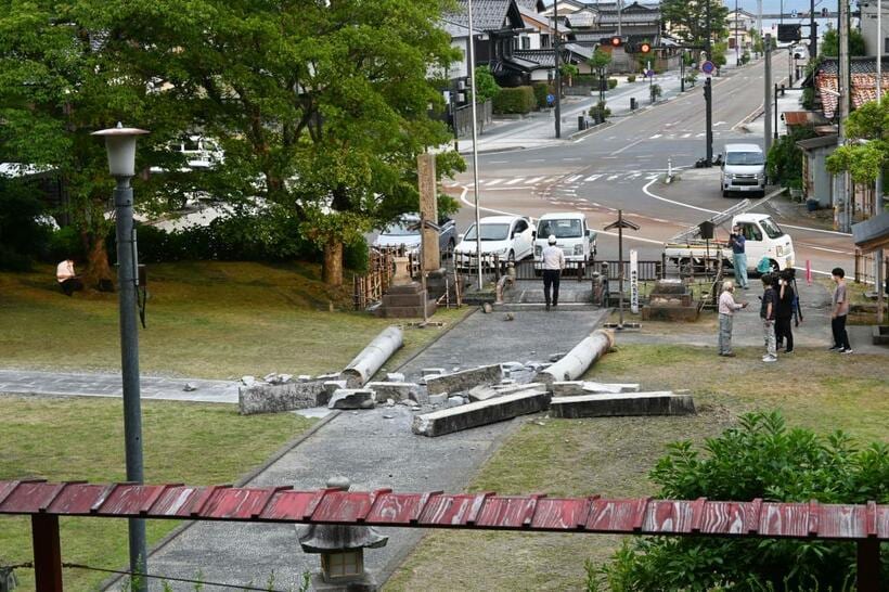 6月19日、最大震度6弱を記録した地震で倒れた石川県珠洲市飯田町の春日神社の鳥居