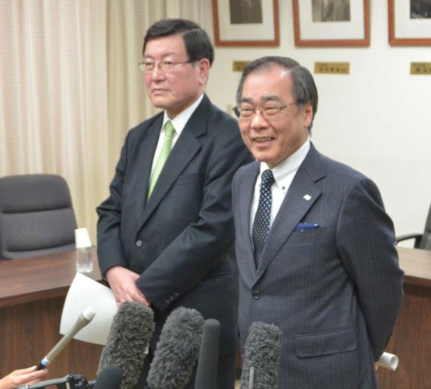 統合に向けた検討協議会後、取材に応じる名古屋大の松尾清一総長（右）と岐阜大の森脇久隆学長　（ｃ）朝日新聞社