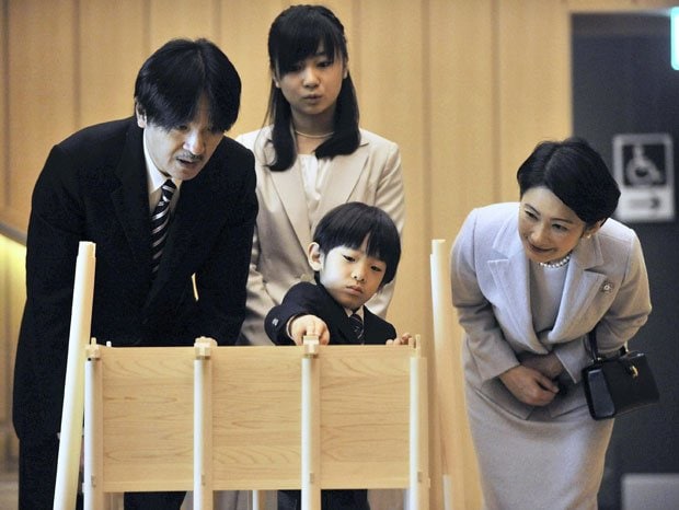 伊勢では「せんぐう館」も視察された悠仁さま（中央手前）　（c）朝日新聞社　＠＠写禁