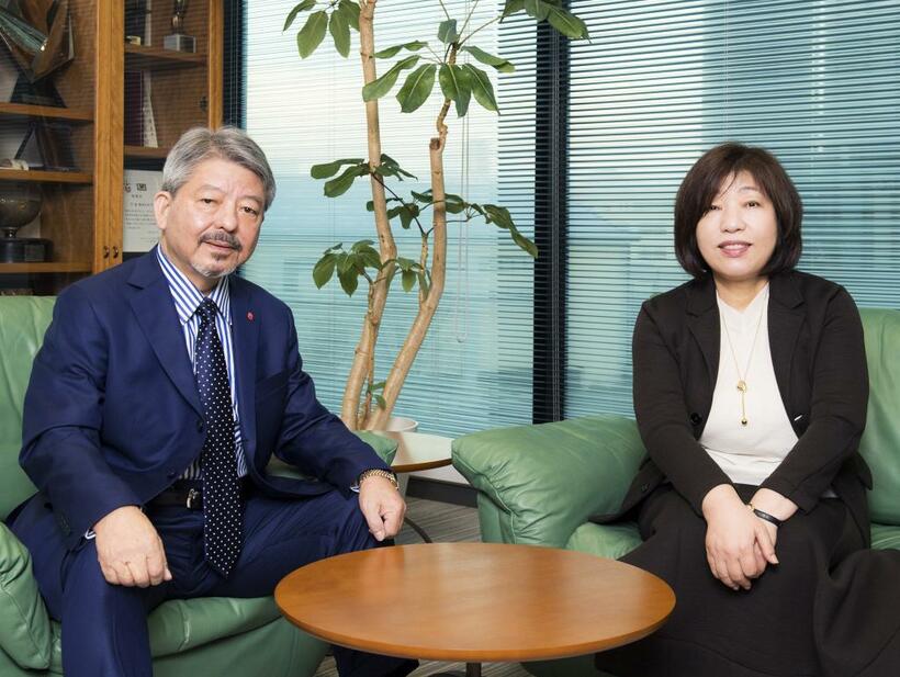 矢内廣さん（左）と林真理子さん　（撮影／写真部・高野楓菜）