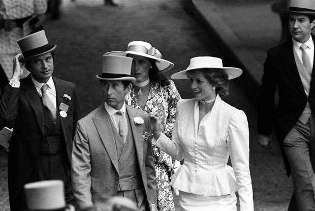 ダイアナ妃とチャールズ皇太子のそばに立って帽子に手を置くホア（写真左）　（ｃ）Ｇｅｔｔｙ　Ｉｍａｇｅｓ