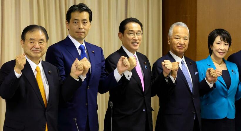 （左から）遠藤利明選対委員長、福田達夫総務会長、岸田文雄総裁、甘利明幹事長、高市早苗政調会長（C)朝日新聞社