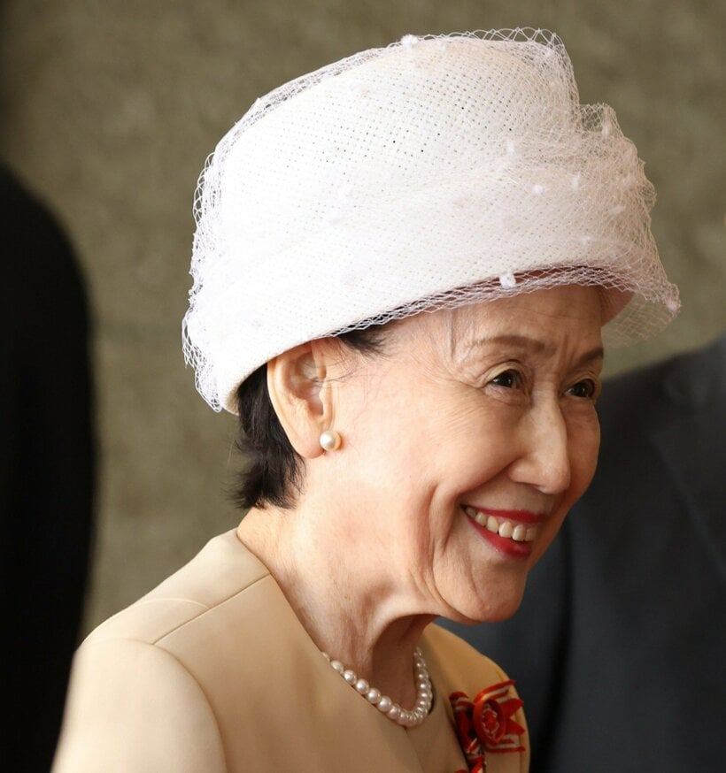 ナイチンゲール記章授与式の会場に到着した華子さま。繊細なチュールレースを重ねた帽子がエレガント=2025年7月31日午後1時27分ごろ