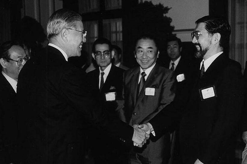 １９９３年１１月、当時の李登輝総統（左）と握手する吉田信行さん。間に立つのは佐々淳行さん（台北市）　（吉田信行さん提供）