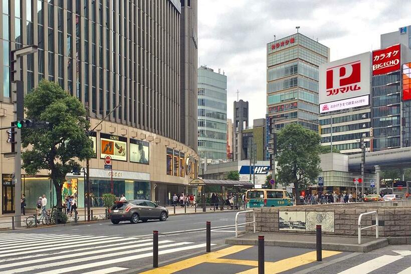 日本劇場と朝日新聞社の跡地には、複合商業施設「有楽町センタービル（通称・有楽町マリオン）」が1984年に建設された。中央奥には建て替えられた「銀座教会」の尖塔と十字架が写っている（撮影／諸河久：2019年5月18日）