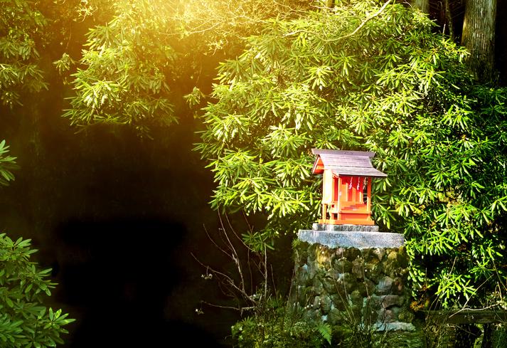 会えない人に思いをはせ、神仏に祈る。人のそんな営みはきっと変わらない（写真：ｇｅｔｔｙｉｍａｇｅｓ）