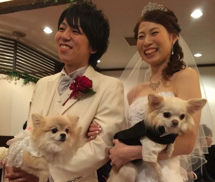 結婚式で記念撮影する野田孝史容疑者（左）と志帆さん（C)朝日新聞社 
