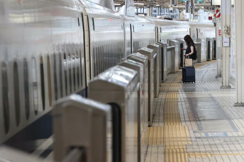 昨年のGW、JR東京駅の新幹線ホームは閑散としていた＝2020年5月3日 (c)朝日新聞社